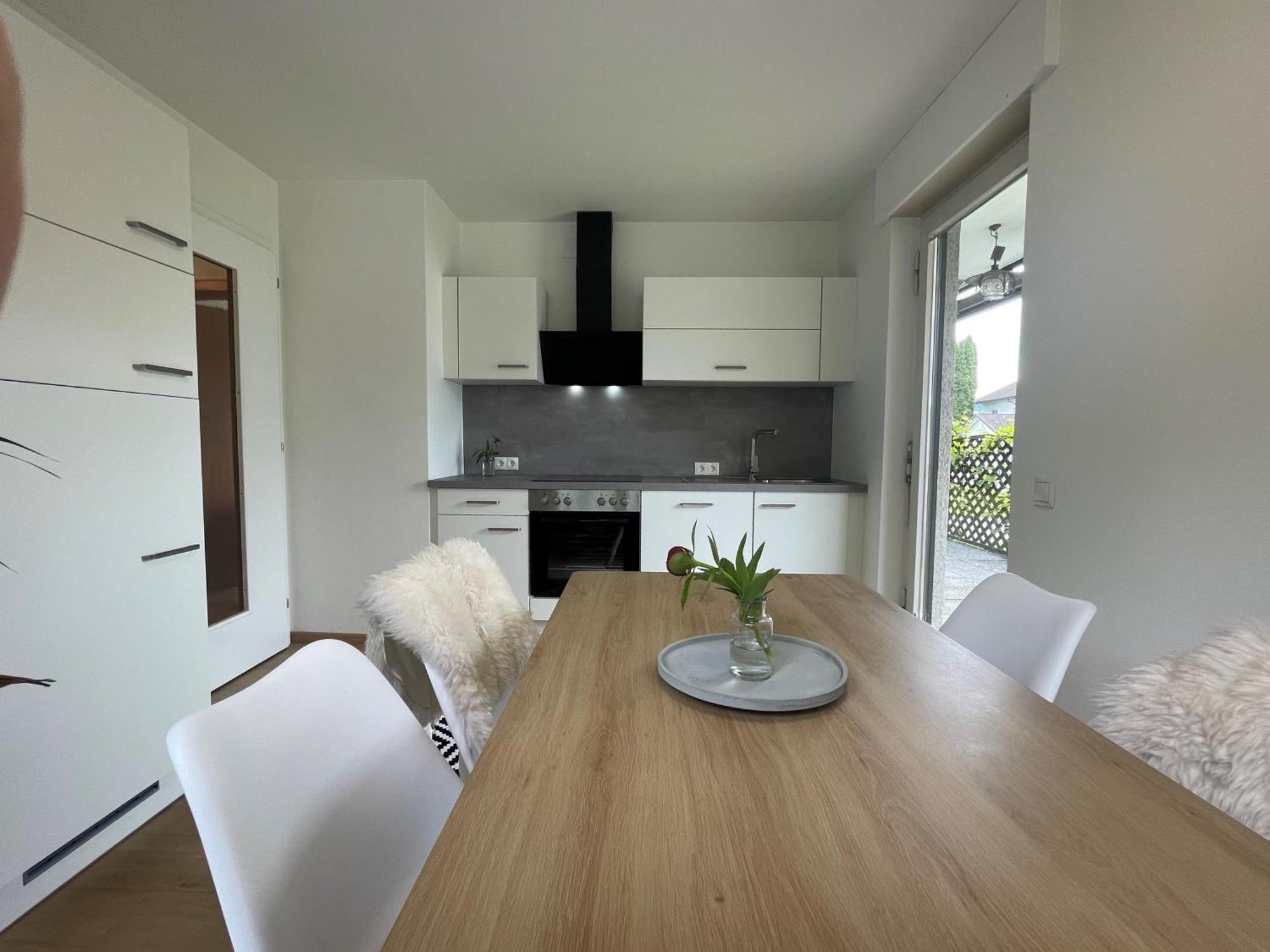 Crown Living Design Apartment - 2 Schlafzimmer - Kueche - Gratis Parkplatz - Abstellraum Fuer Fahrraeder/Ski Mader Eksteriør bilde