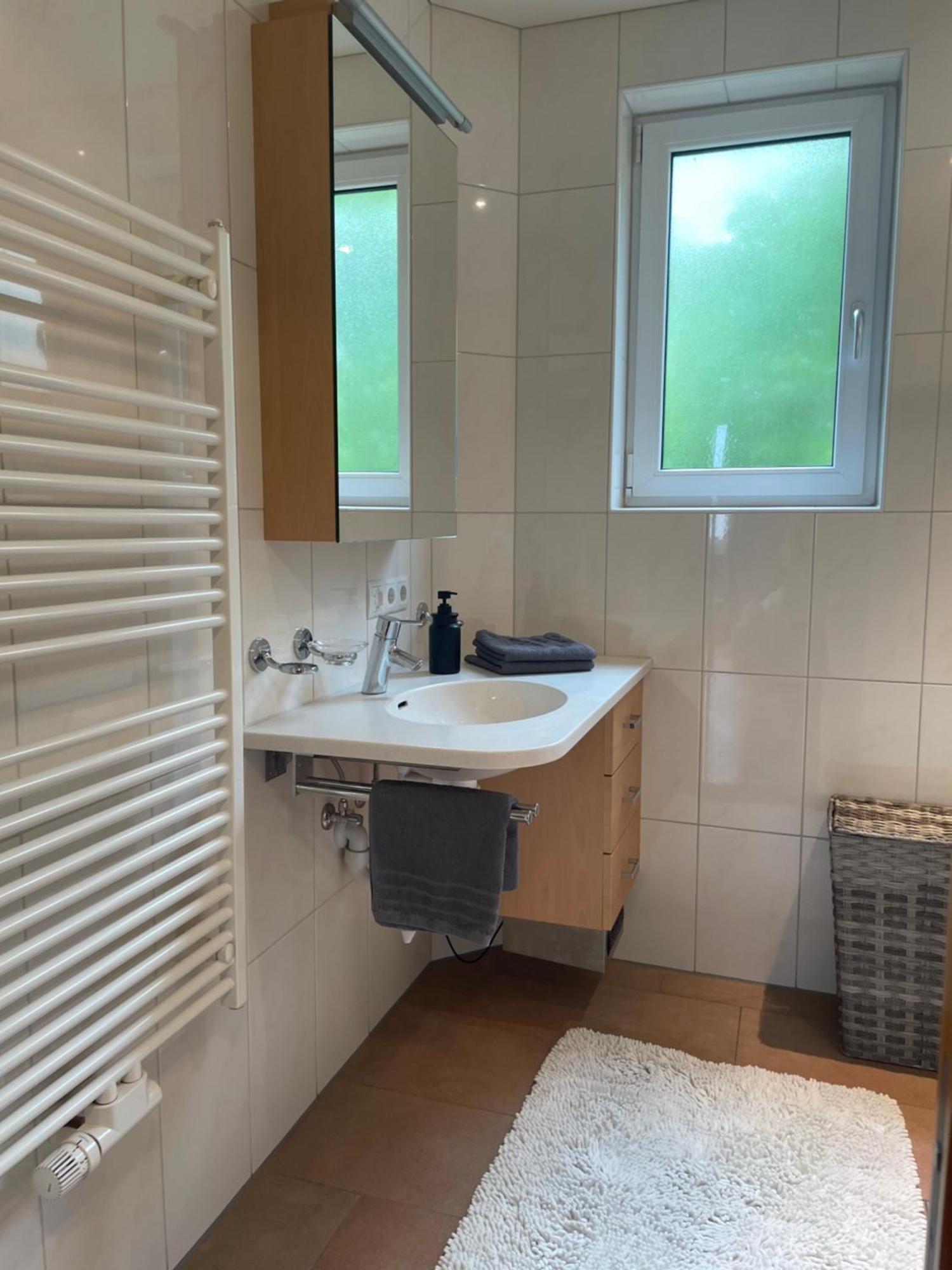 Crown Living Design Apartment - 2 Schlafzimmer - Kueche - Gratis Parkplatz - Abstellraum Fuer Fahrraeder/Ski Mader Eksteriør bilde