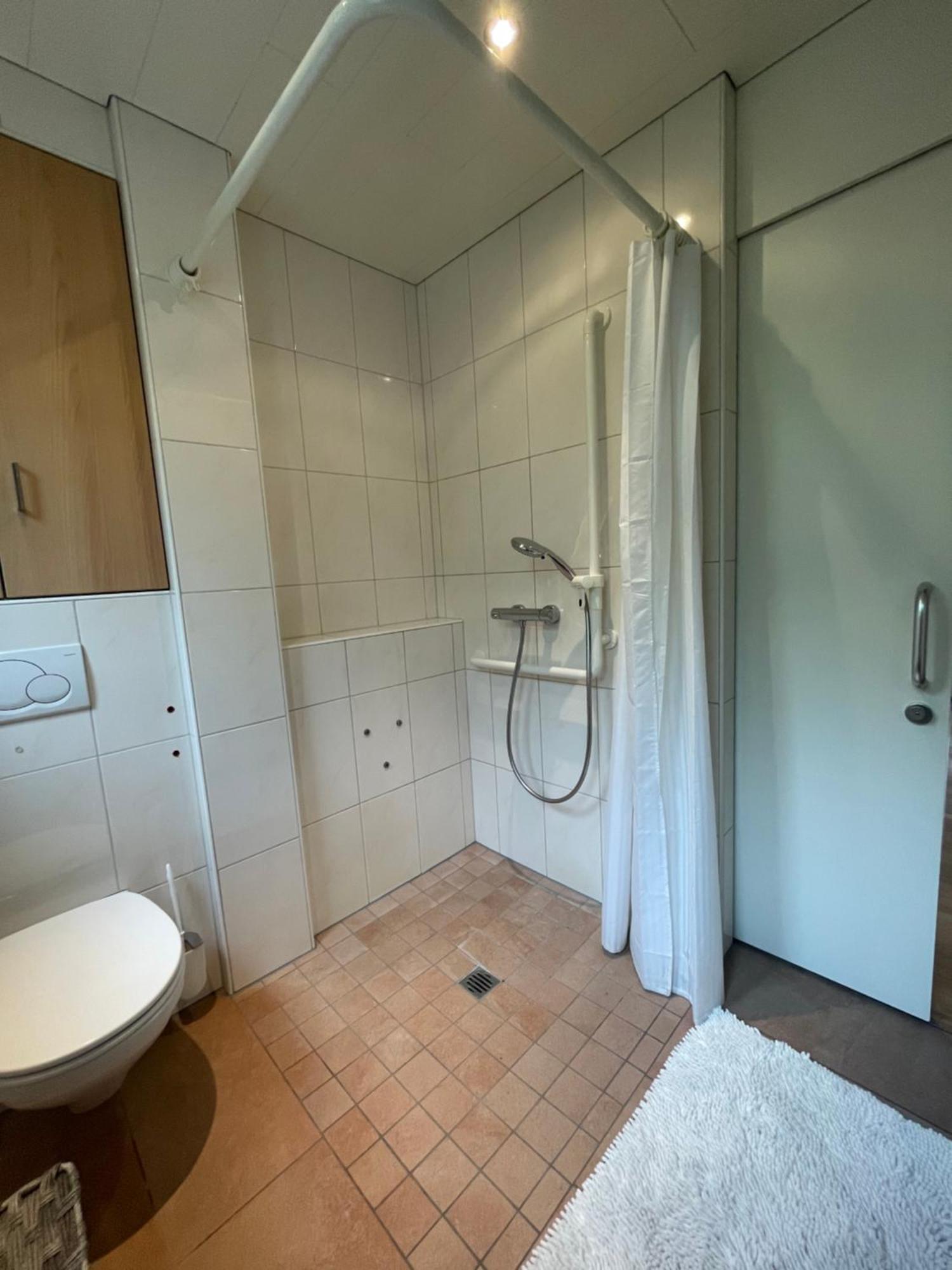 Crown Living Design Apartment - 2 Schlafzimmer - Kueche - Gratis Parkplatz - Abstellraum Fuer Fahrraeder/Ski Mader Eksteriør bilde