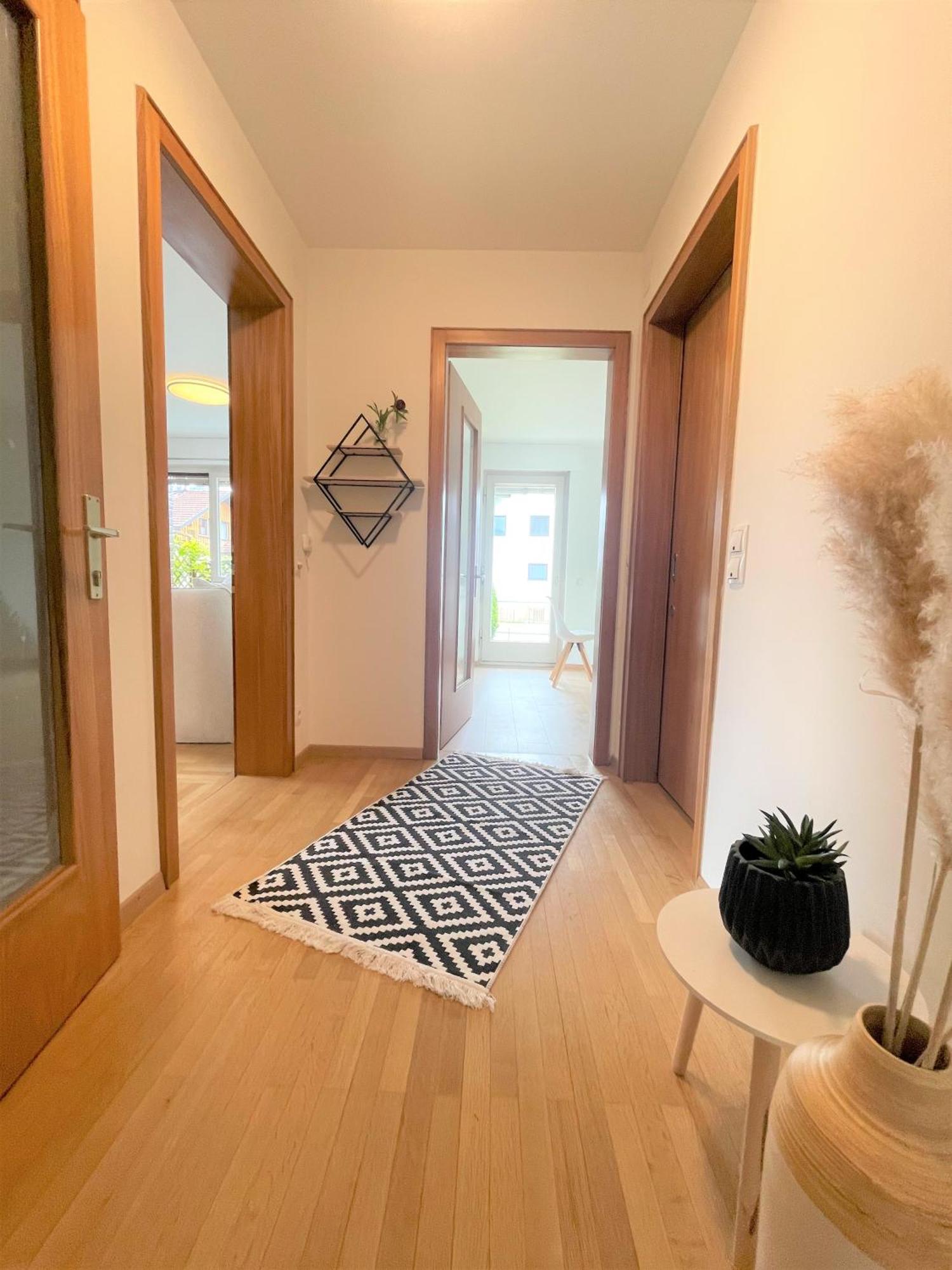 Crown Living Design Apartment - 2 Schlafzimmer - Kueche - Gratis Parkplatz - Abstellraum Fuer Fahrraeder/Ski Mader Eksteriør bilde