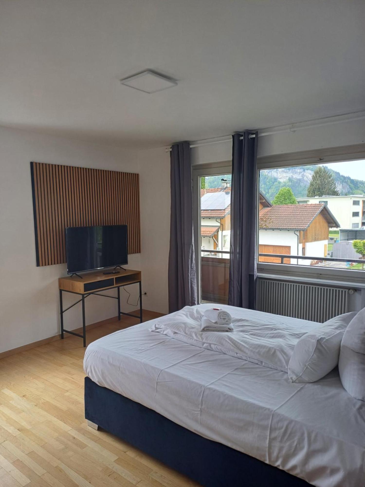 Crown Living Design Apartment - 2 Schlafzimmer - Kueche - Gratis Parkplatz - Abstellraum Fuer Fahrraeder/Ski Mader Eksteriør bilde